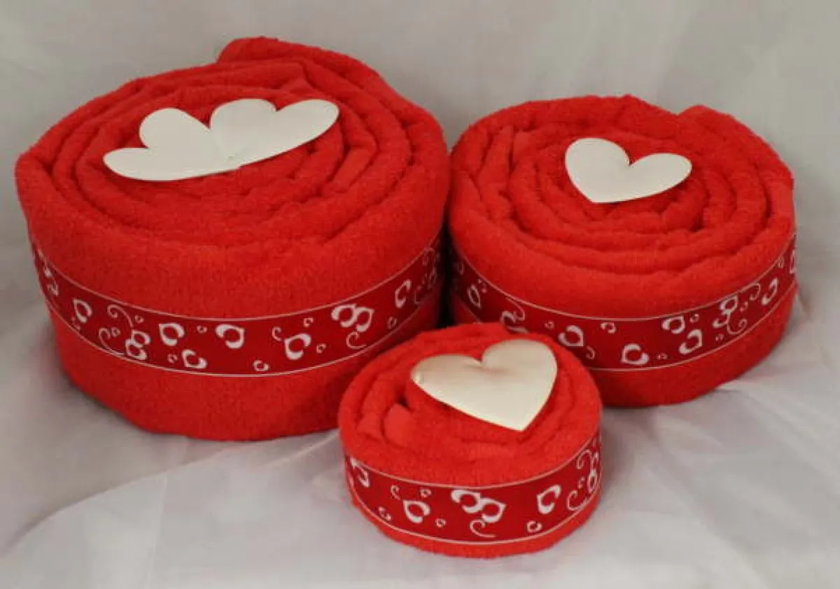 Håndklædekage hjertekage rød med hvidt hjerte