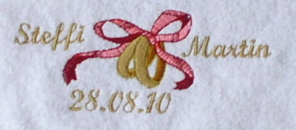 Shower and hand towels with "Rings with name and date" motif
