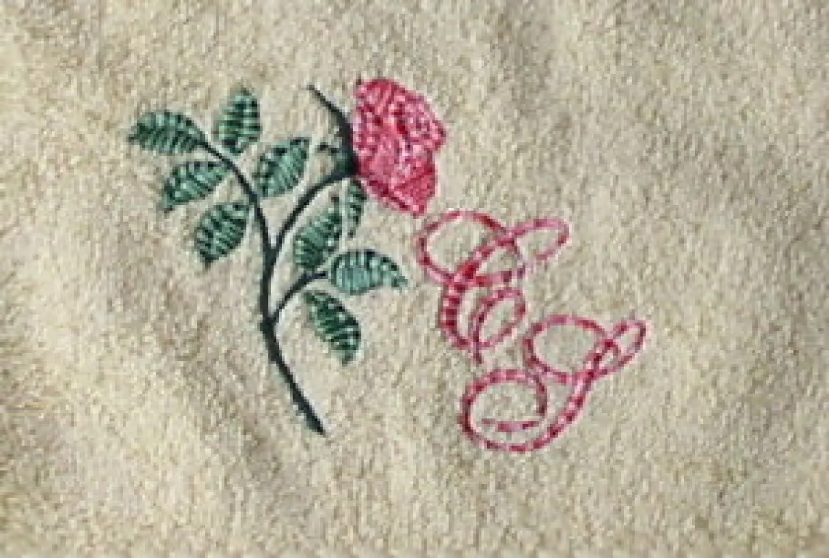 Bruse- og håndklæder med "Blomst med initialer"-motiv