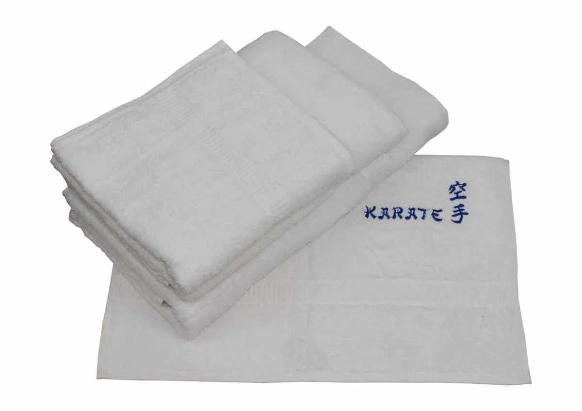 Badstof handdoeken wit geborduurd in koningsblauw met karate en karakters