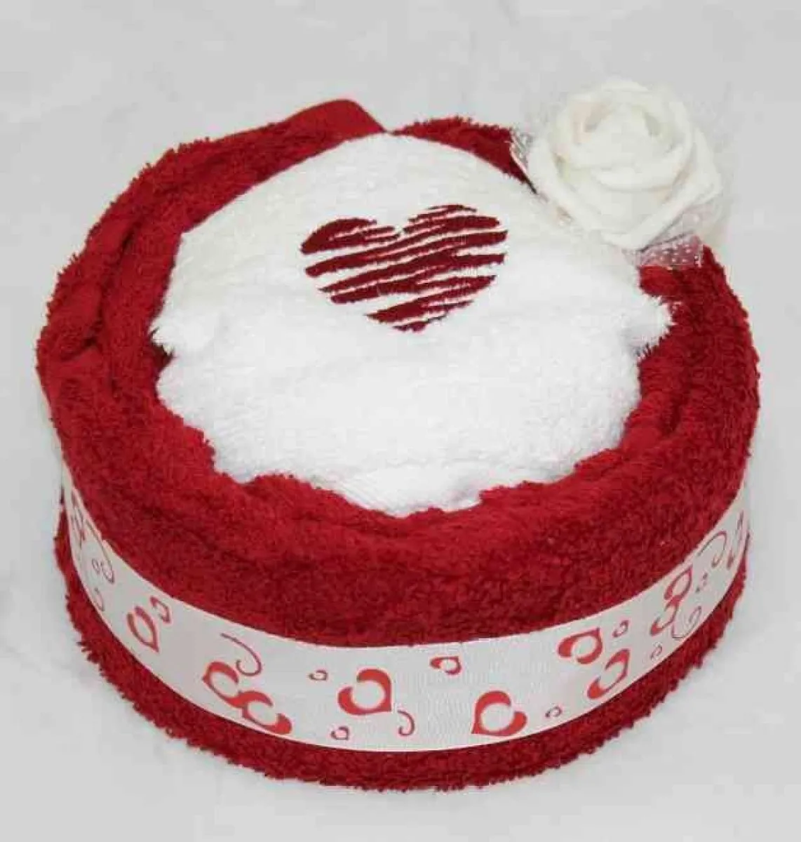 Håndklædekage hjertekage rød/hvid med hjerte