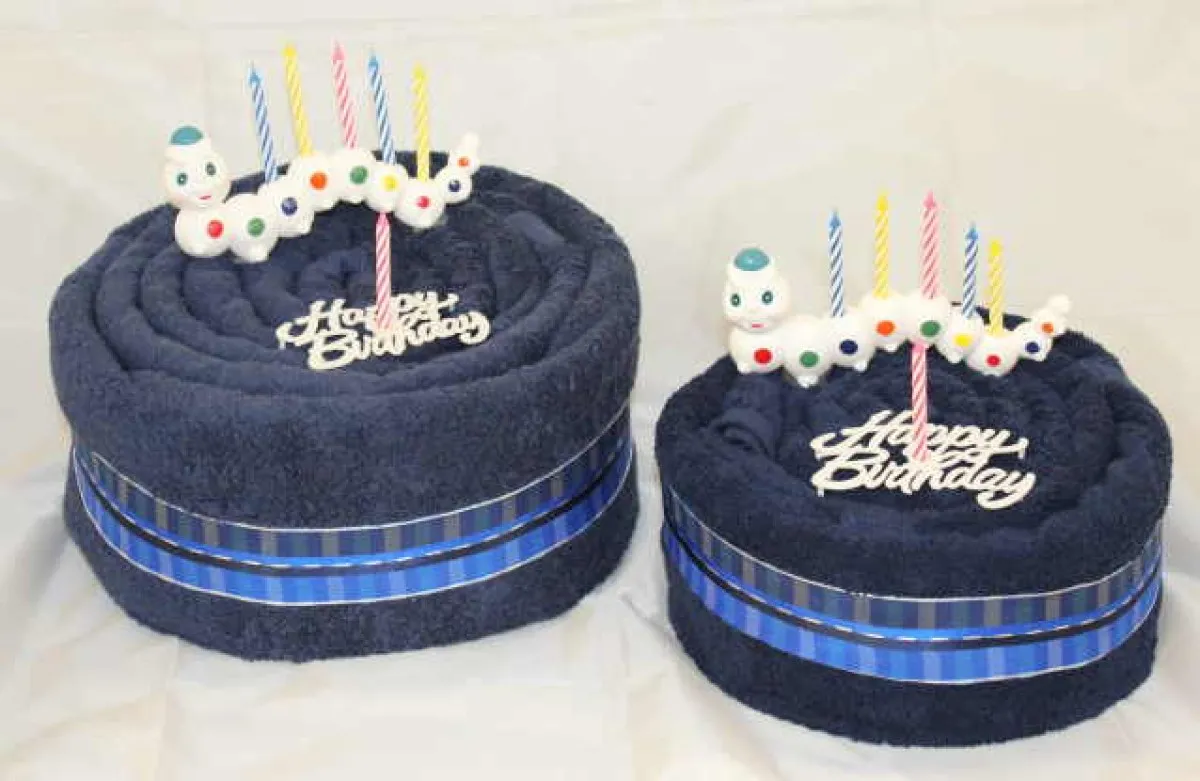 Blauwe wormtaart voor een verjaardag