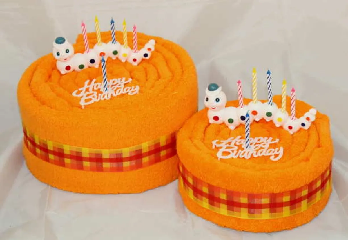Oranje wormtaart voor een verjaardag