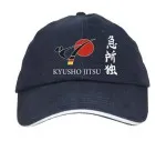 Contrasterende pet met DKV Kyusho-logo op de voorkant
