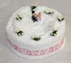 Hvid håndklædekage bryllupskage med brudeparfigur